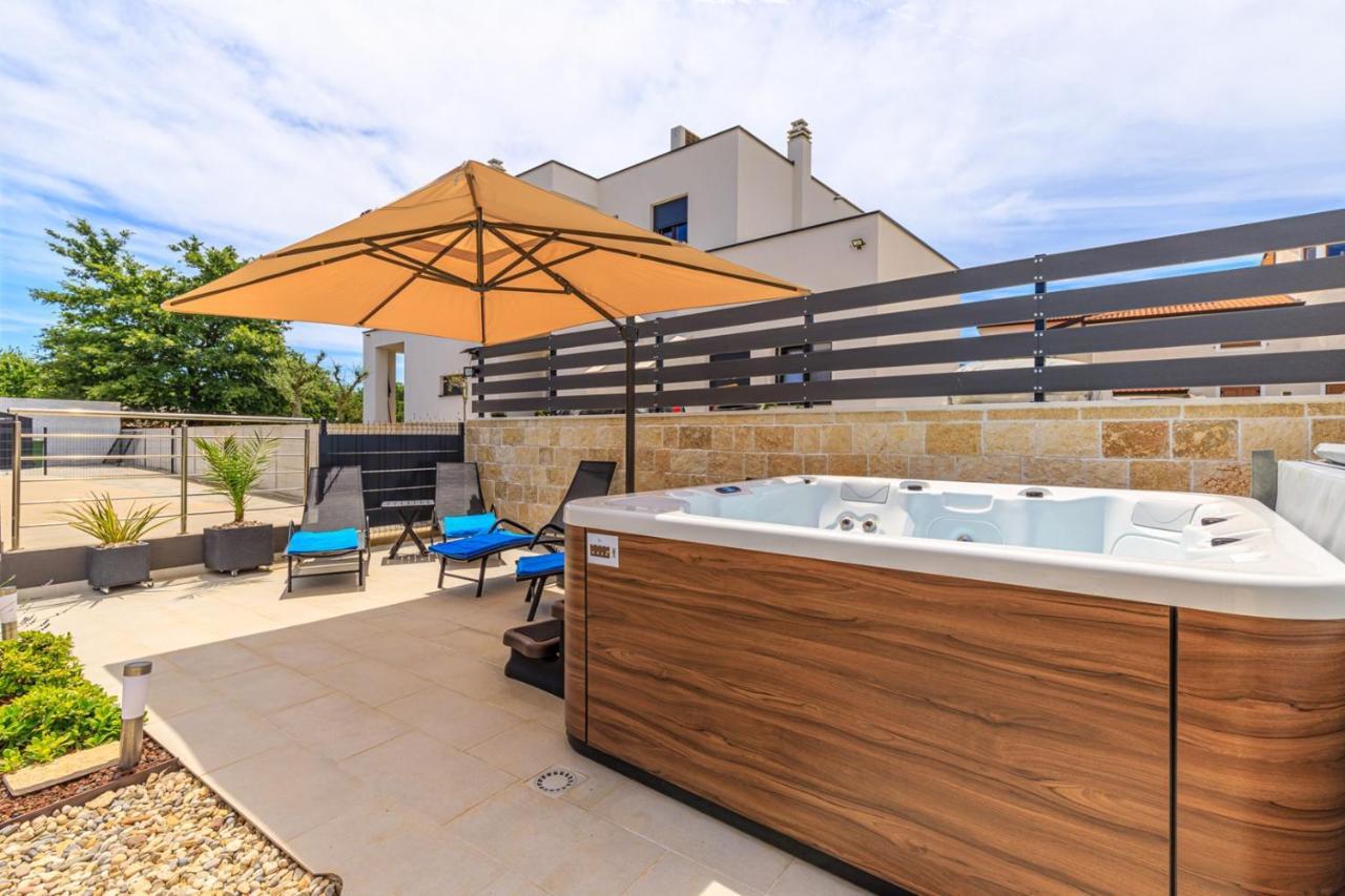Sabena Apartment With Private Whirlpool โปเรช ภายนอก รูปภาพ